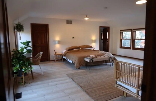 Parkside House | * New * Modern Chic Studio/soaking tub/bike path
