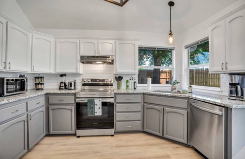 Temple House | NEW! Modern & Cozy Home w/Firepit