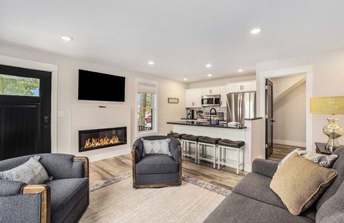 Nelson Apartment | New Modern Downtown Oasis