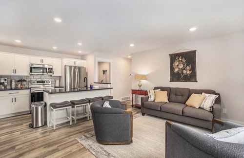 Nelson Apartment | New Modern Downtown Oasis