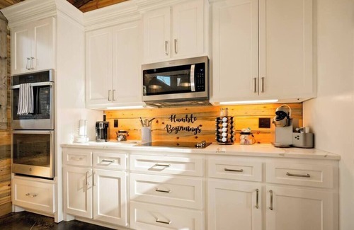Broken Bow Cabin | New! Modern Farmhouse w/Jacuzzi, BBQ, Arcade!