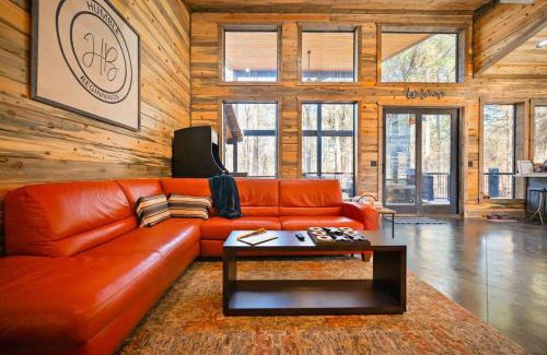 Broken Bow House | New Modern Farmhouse w Jacuzzi BBQ Arcade