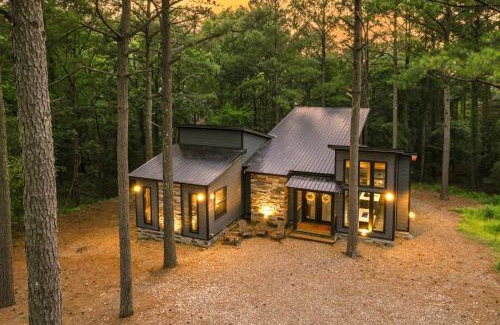Broken Bow House | New Modern Farmhouse w Jacuzzi BBQ Arcade