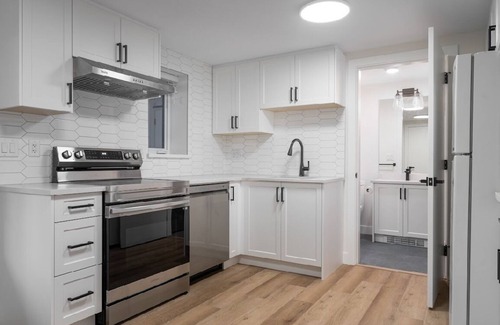 Port Moody House | New modern fully contained 2 bed/1 bath suite with the private entrancen