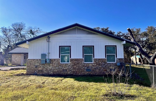 Bertram Villa | NEW Modern Hill Country Hideaway