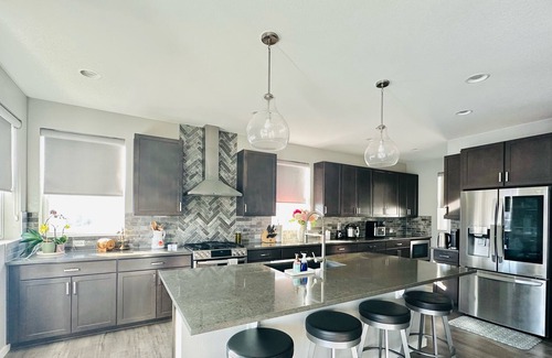 Westridge House | New Modern Home.10 Guests. CO-470 in 2-mins