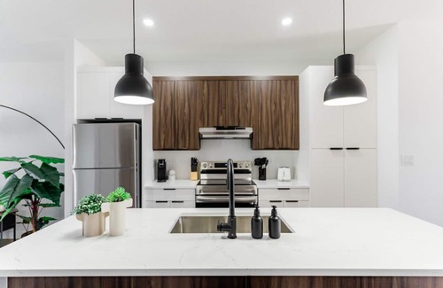 Winnipeg House | *New & Modern Home | Free Parking | 5 mins Downtown*
