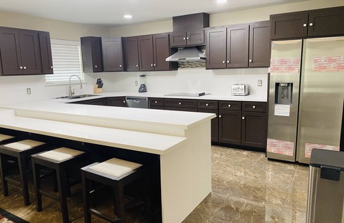 Brownsville House | New Modern House near Hospital , shopping centers with backyard and Resaca view.