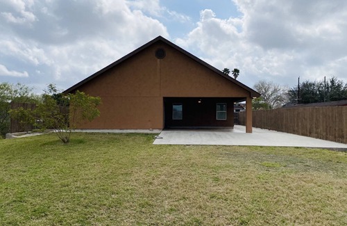Brownsville House | New Modern House near Hospital , shopping centers with backyard and Resaca view.
