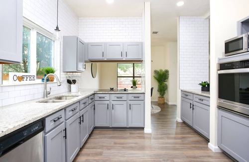 Braun's Farm House | New ! Modern House with Jacuzzi & Mini-golf by Six Flags/SeaWord/UT SA