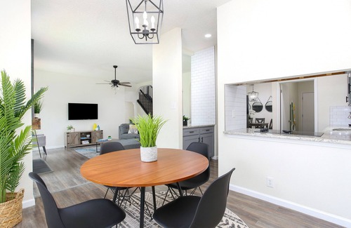 Braun's Farm House | New ! Modern House with Jacuzzi & Mini-golf by Six Flags/SeaWord/UT SA