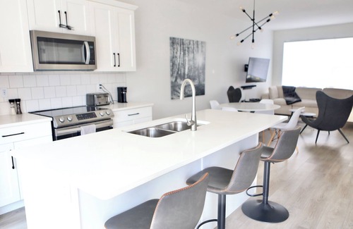 Saskatoon House | *NEW* Modern House With Private Hot Tub & Parking