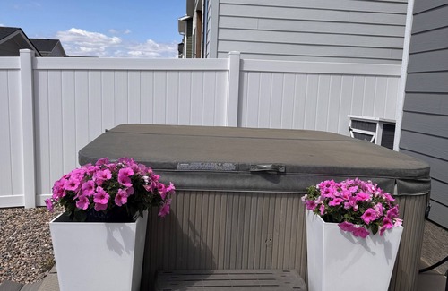 Saskatoon House | *NEW* Modern House With Private Hot Tub & Parking