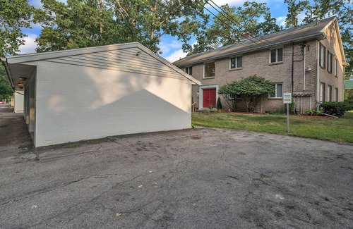Bedford Apartment | NEW! Modern Loft 15 Min to Downtown Toledo