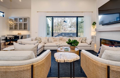 Allandale House | New Modern Luxury! | Pool/Spa | Casita l Close to Downtown l 9 Beds
