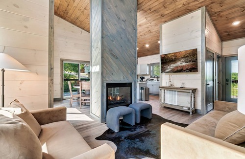 Wears Valley Cabin | NEW Modern. Mtn Views. Arcade. Hot Tub. Pool Table