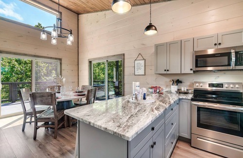 Wears Valley Cabin | NEW Modern. Mtn Views. Arcade. Hot Tub. Pool Table
