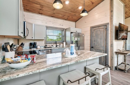 Wears Valley Cabin | NEW Modern. Mtn Views. Arcade. Hot Tub. Pool Table