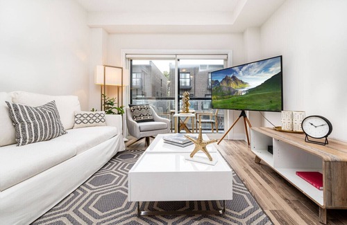 North York House | New Modern Private Bedroom in a Luxury Town Home D