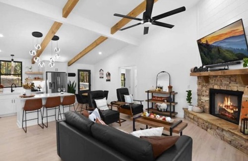 Ellijay Cabin | New-Modern-Private-Hottub-Fireplace-Resort Access-Pool-Fitness-View-Dog Friendly