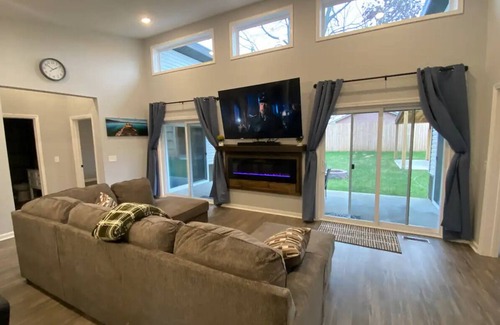 Clarksville House | New modern ranch close to base