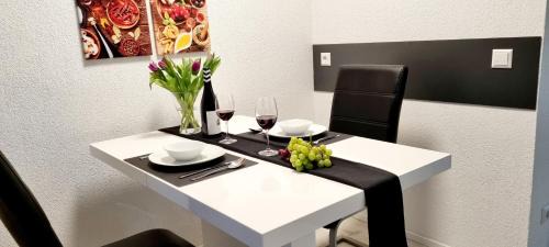 Sandweier Apartment | New Modern SelfCheckin PublicFreeParking HighSpeed Wifi KingSizeBed