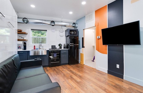 Freetown - Port Rico Apartment | NEW Modern studio with Murphy bed & free parking!