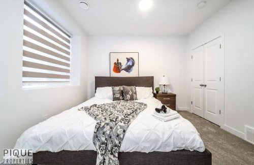 Southwest Edmonton Apartment | *NEW* Modern Suite King Bed! Netflix! Sleeps 4!
