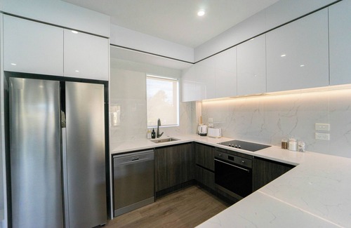 Sunnyhills House | New Modern Sunnyhills Town House | Wi-Fi & Netflix