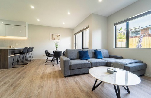 Sunnyhills House | New Modern Sunnyhills Town House | Wi-Fi & Netflix