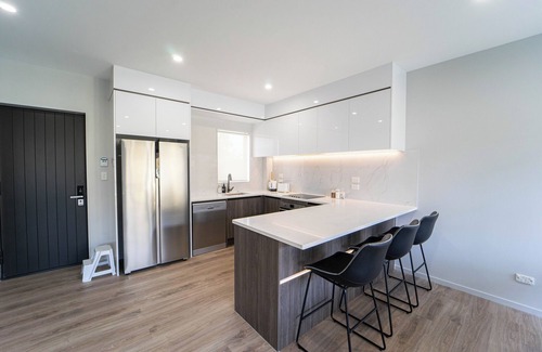 Sunnyhills House | New Modern Sunnyhills Town House | Wi-Fi & Netflix
