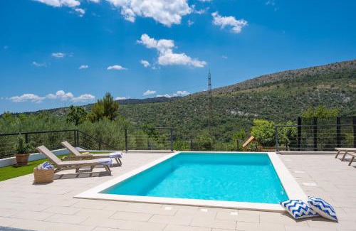Tugare Villa | NEW! Modern Villa Nacle with heated Pool