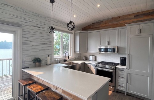 Minden Cottage | NEW Modern Waterfront Cottage with Hot tub/Sauna/AC Directly on the Lake!