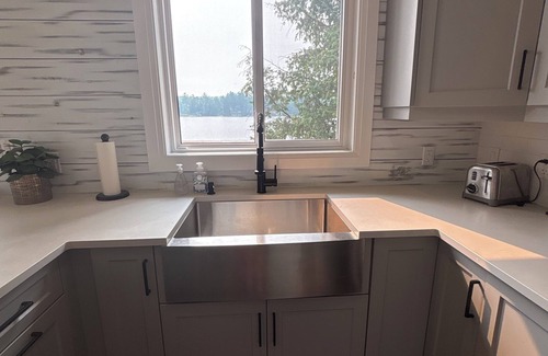 Minden Cottage | NEW Modern Waterfront Cottage with Hot tub/Sauna/AC Directly on the Lake!