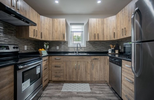Winnipeg House | New Modern Winnipeg Home-4 Bedrooms, 3 Bath, WiFi, Work area