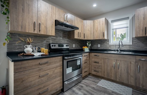 Winnipeg House | New Modern Winnipeg Home-4 Bedrooms, 3 Bath, WiFi, Work area