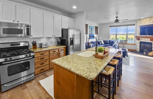 Bear Hollow Village House | New! Mountain Escape in Park City! Family Retreat w/Hot Tub-Skiing-Hiking! 5410