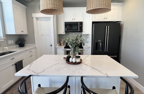 Springville House | -NEW- Mountain Views & Natural Light