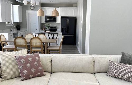 Springville House | -NEW- Mountain Views & Natural Light