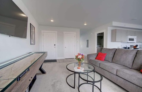 Bozeman Condo | NEW Movie Madness | Mountain Views | Shuffleboard