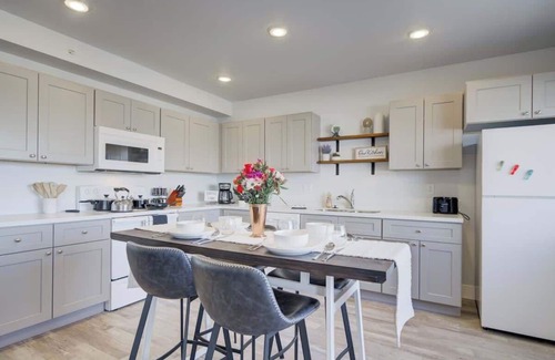 Bozeman Condo | NEW Movie Madness | Mountain Views | Shuffleboard
