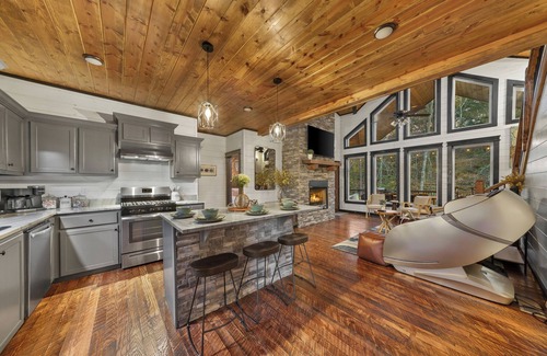Pickens Cabin | New! Movie Theater/Creek/Sauna/Zipline/Minigolf/Swings/Gameroom/Shuffleboard