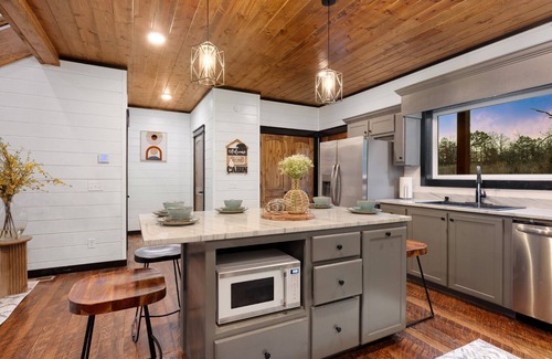 Pickens Cabin | New! Movie Theater/Creek/Sauna/Zipline/Minigolf/Swings/Gameroom/Shuffleboard