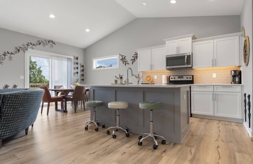 Waukee House | New Neoteric Neighborly Notable Spacious 5-bedroom House w/3 Car Garage & Pool
