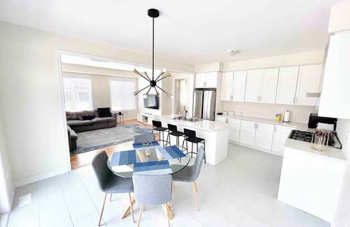 Thorold House | New Niagara 5 Bedroom 3 Bathroom home in West Niagara