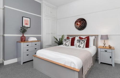 Stoke-on-Trent House | NEW Oakhill House by Truestays - 5 Bedroom House in Stoke-on-Trent