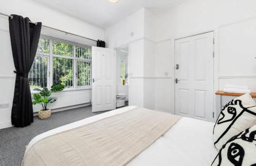 Stoke-on-Trent House | NEW Oakhill House by Truestays - 5 Bedroom House in Stoke-on-Trent