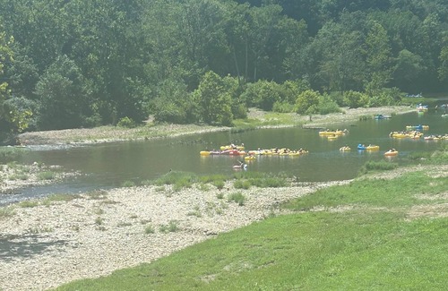 Glenwood Cabin | NEW. On the Caddo Riverfront sleeps16.
