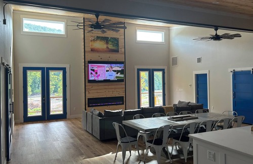Glenwood Cabin | NEW. On the Caddo Riverfront sleeps16.