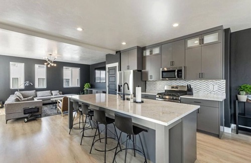 American Fork House | New! Onyx Oasis | 2 Car Garage | TV | Central